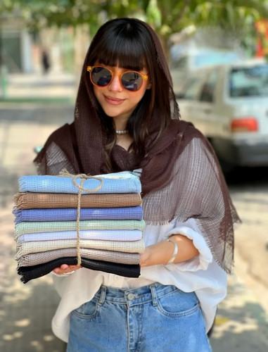 شال ساده ی نخی حصیری دور ریش بهاری دارای رنگبندی