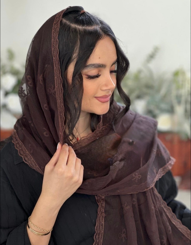 شال قهوه ای و مشکی طرح پاپیون دور دانتل