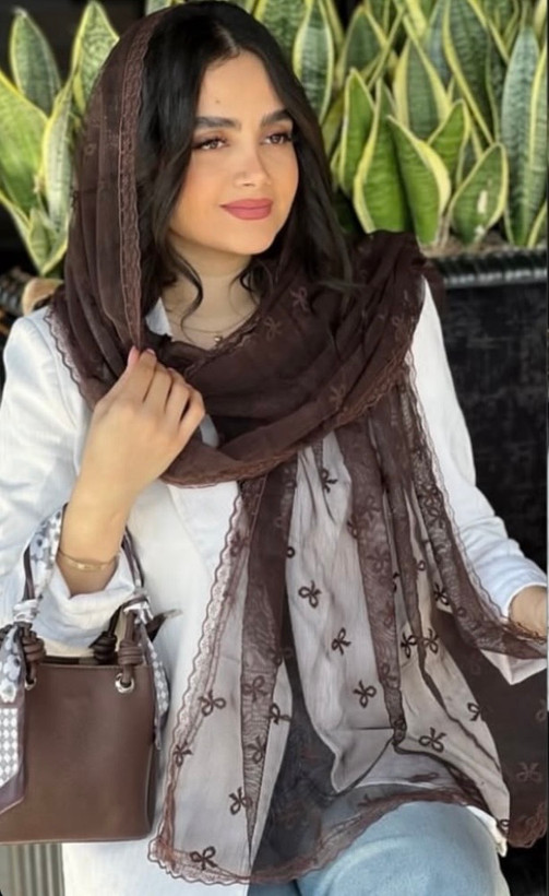 شال قهوه ای و مشکی طرح پاپیون دور دانتل