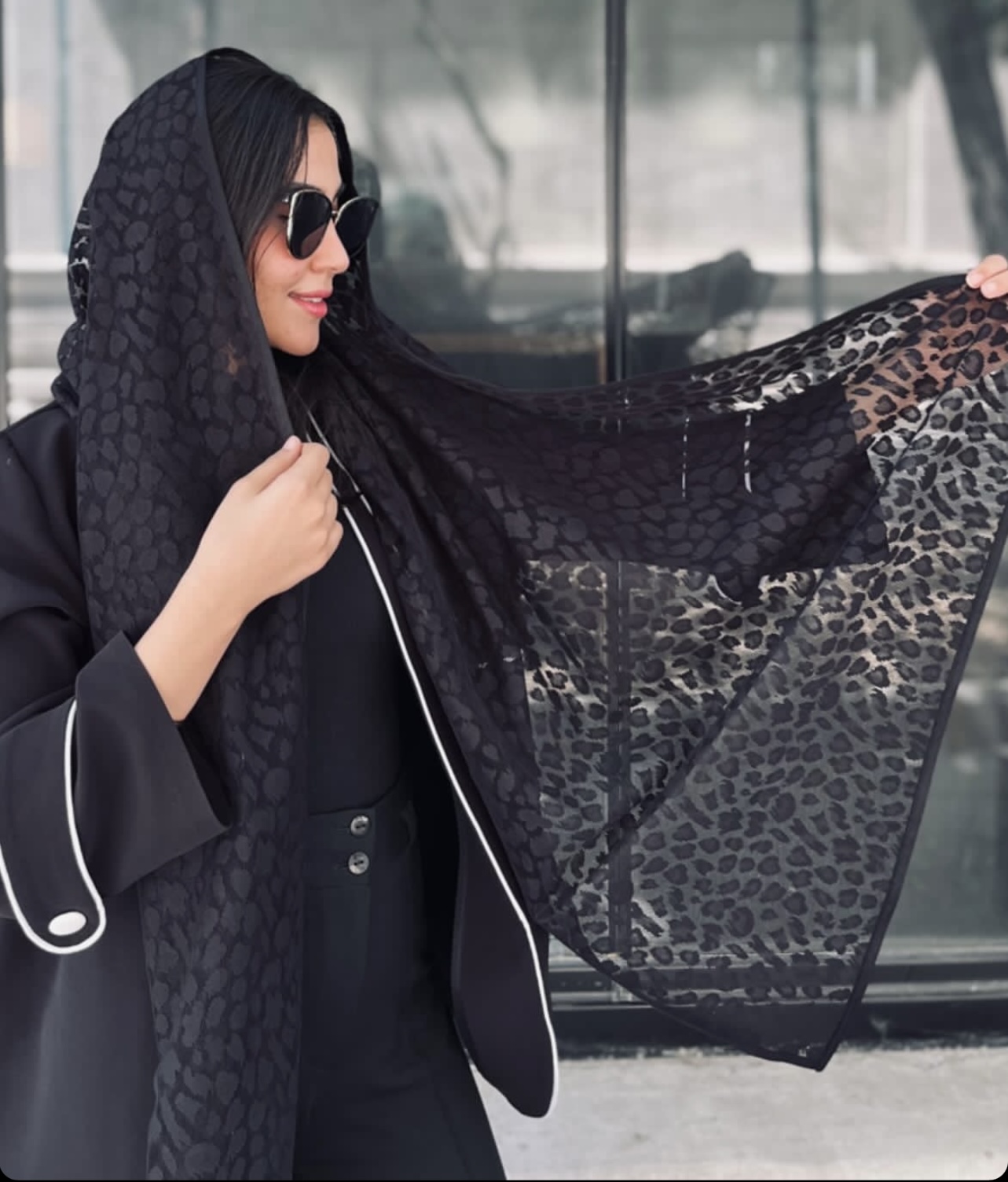 شال توری مشکی نواردوزی دارای طرح بندی