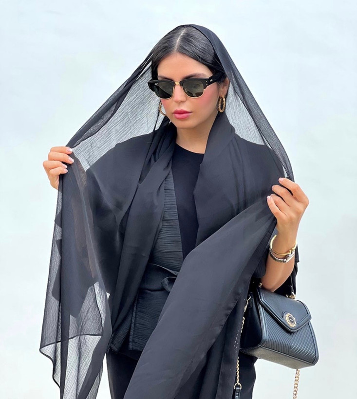 شال حریر کریشه مشکی دارای رنگ بندی