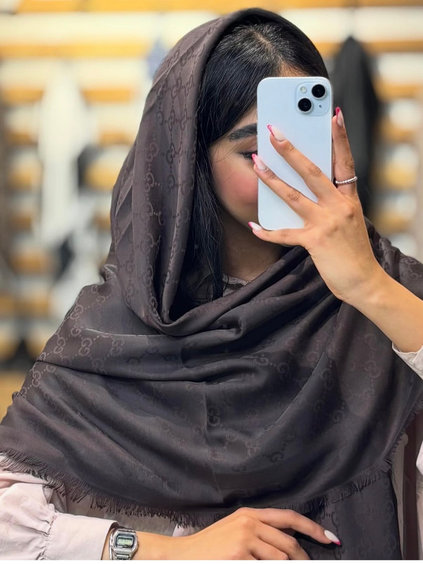 روسری ژاکارد مارک گوچی قواره ۱۴۰ دارای رنگ بندی