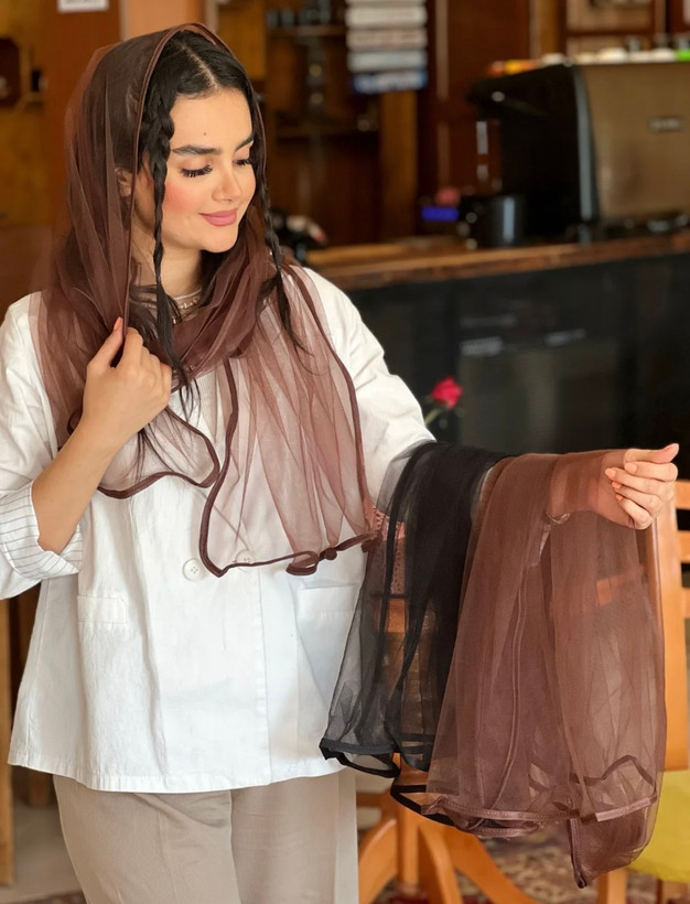 شال توری ساده لبه نوار دوزی قهوه ای دارای رنگ بندی
