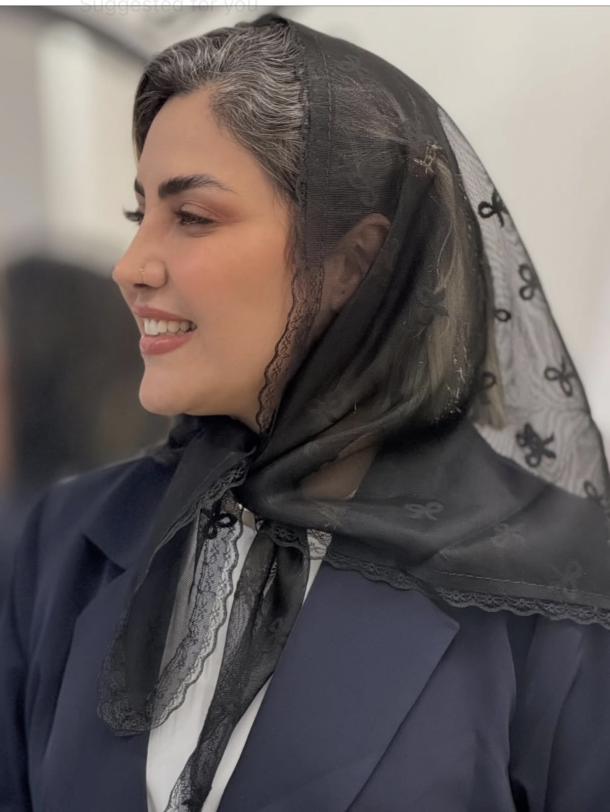 روسری سه گوش پاپیونی دور دانتل رنگ قهوه ای و مشکی قواره ۱۲۰