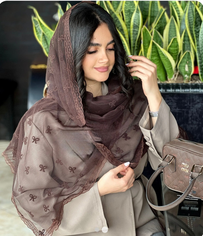 شال قهوه ای و مشکی طرح پاپیون دور دانتل