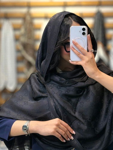 شال مشکی محرمی جنس ژاکارد دارای مارک های مختلف گوچی،لویی ویتون،کوچ،دیور