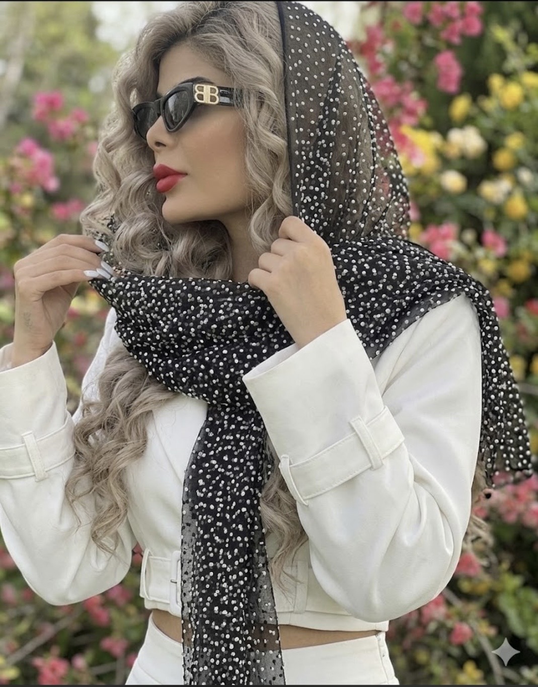 شال خالخالی سفید مشکی لبه نوار دوزی