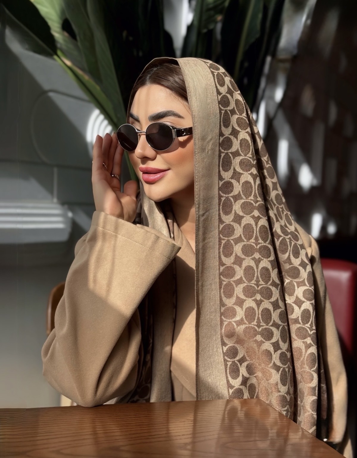 شال دوروی  مارک کوچ کرم نسکافه ای جنس نخ ژاکارد اعلا