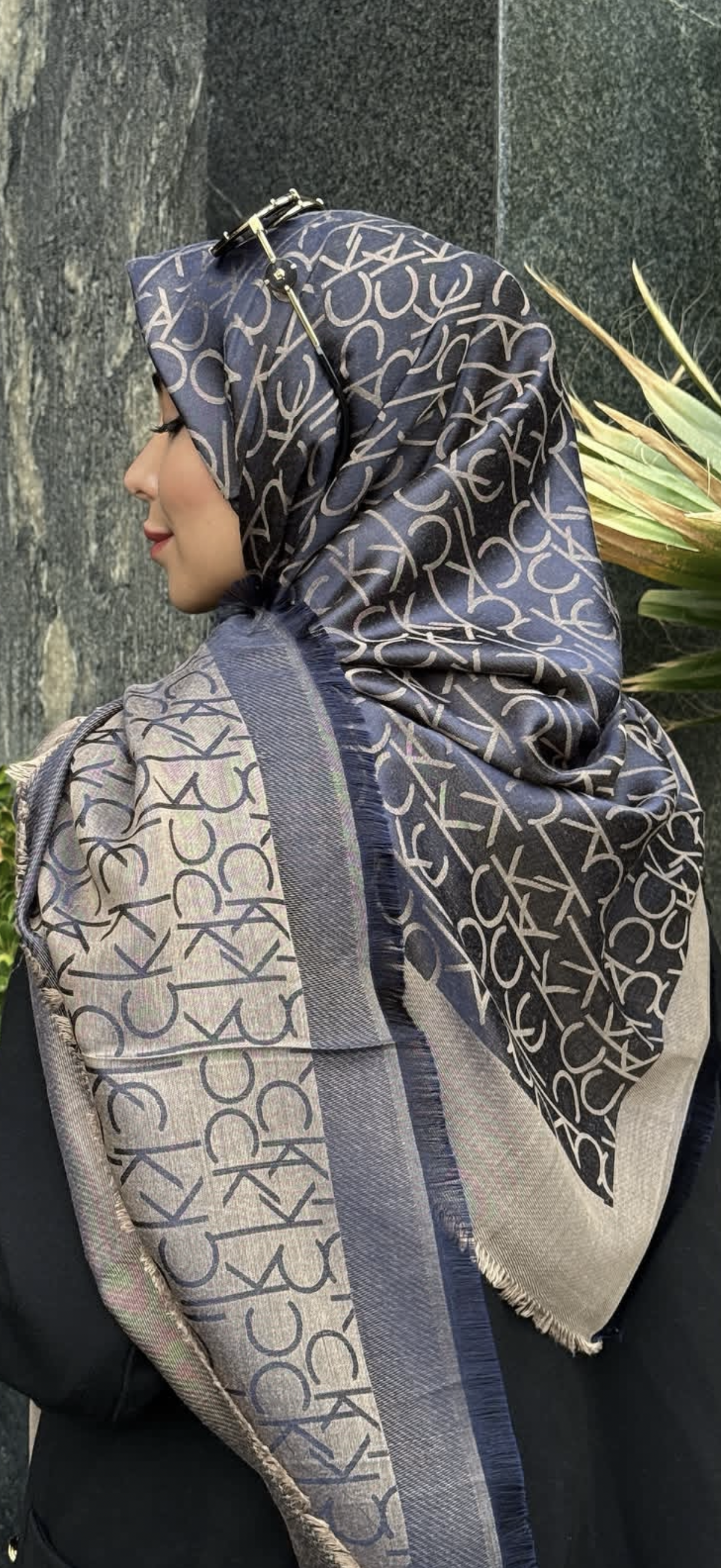 روسری مارک ck رنگ سورمه ای جین- کرم قواره ۱۴۰ ژاکارد نخ