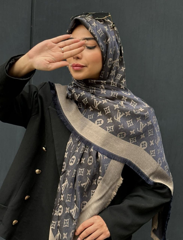 روسری مارک لویی ویتون رنگ کرم سورمه ای قواره ۱۴۰ ژاکارد نخ دو فاز