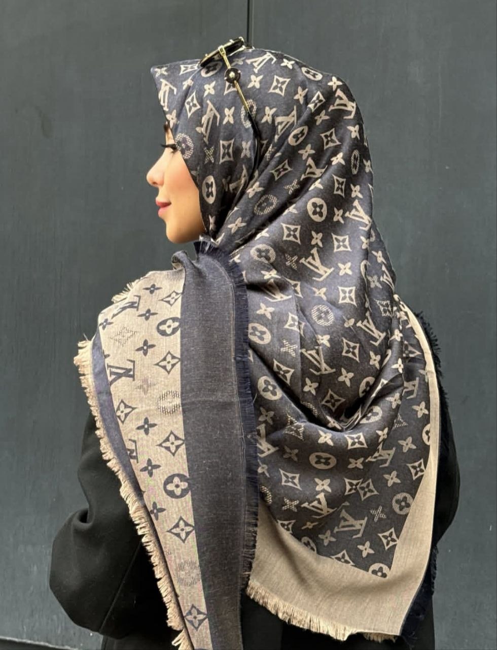 روسری مارک لویی ویتون رنگ کرم سورمه ای قواره ۱۴۰ ژاکارد نخ دو فاز