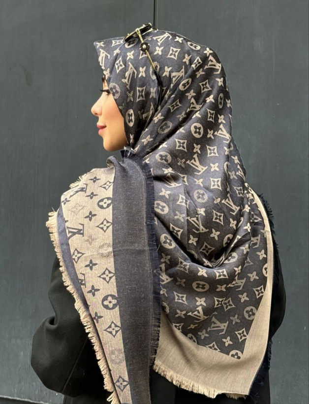 روسری مارک لویی ویتون رنگ کرم سورمه ای قواره ۱۴۰ ژاکارد نخ دو فاز