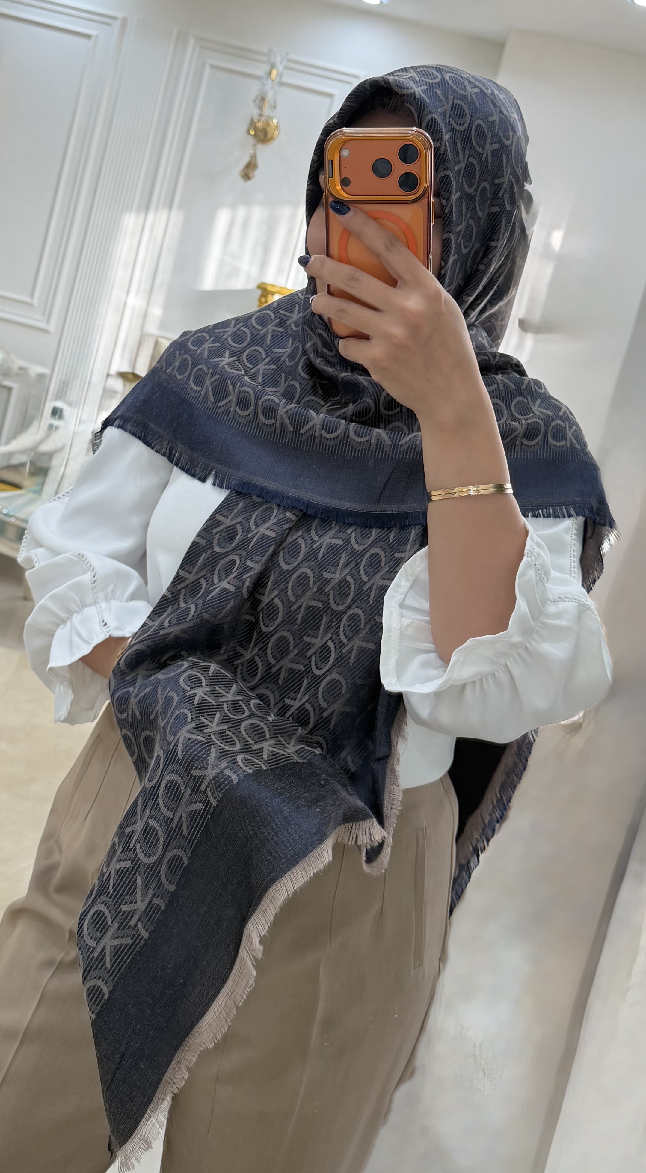 روسری مارک ck رنگ سورمه ای جین_کرم قواره ۱۴۰ ژاکارد نخ دوفاز شرکتی گرم بالا