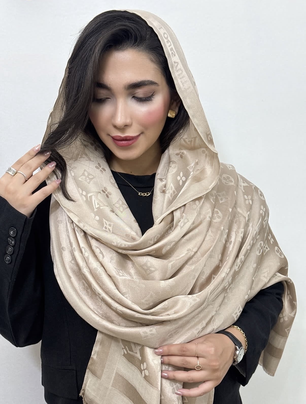 شال مارک لویی ویتون رنگ کرم روشن دورو مات و براق ژاکارد نخ ابریشم