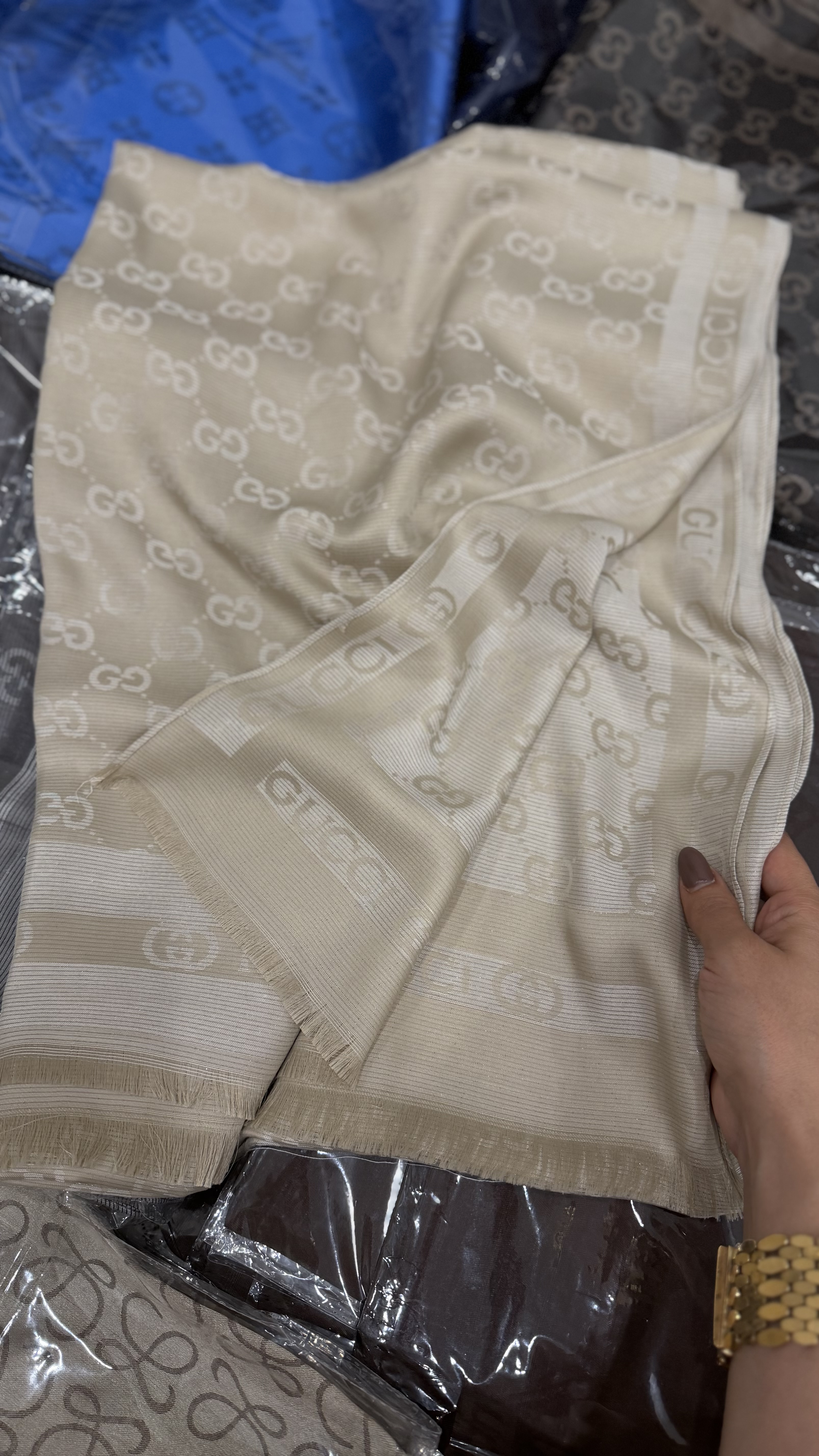 شال گوچی لمه دار رنگ کرم استخونی
